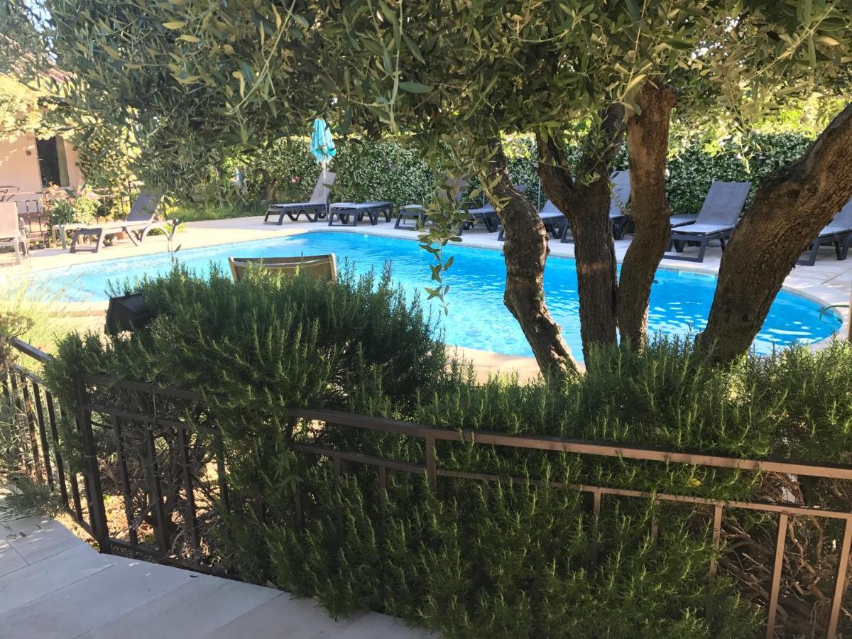 Logis Hotel Restaurant Hostellerie De La Tour Fontvieille Exterior foto