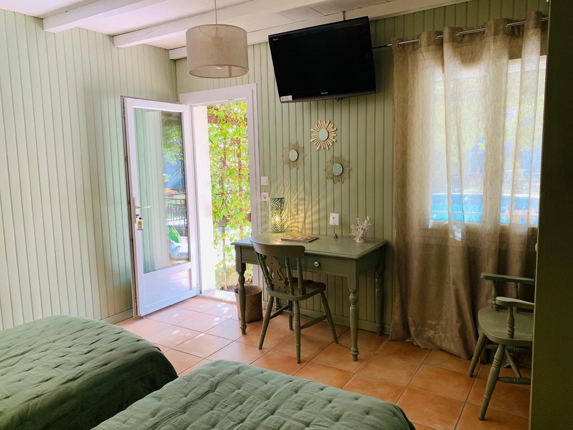 Logis Hotel Restaurant Hostellerie De La Tour Fontvieille Exterior foto